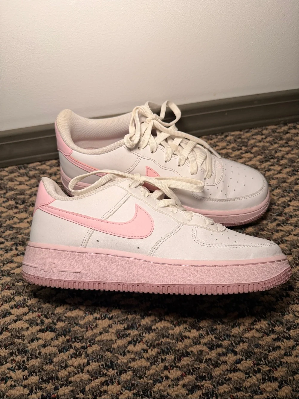 Nike Low-Top Air Force 1 in White and Light Pink